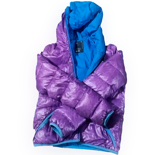 Casaca puffer morado metálico con interior celeste – Talla M